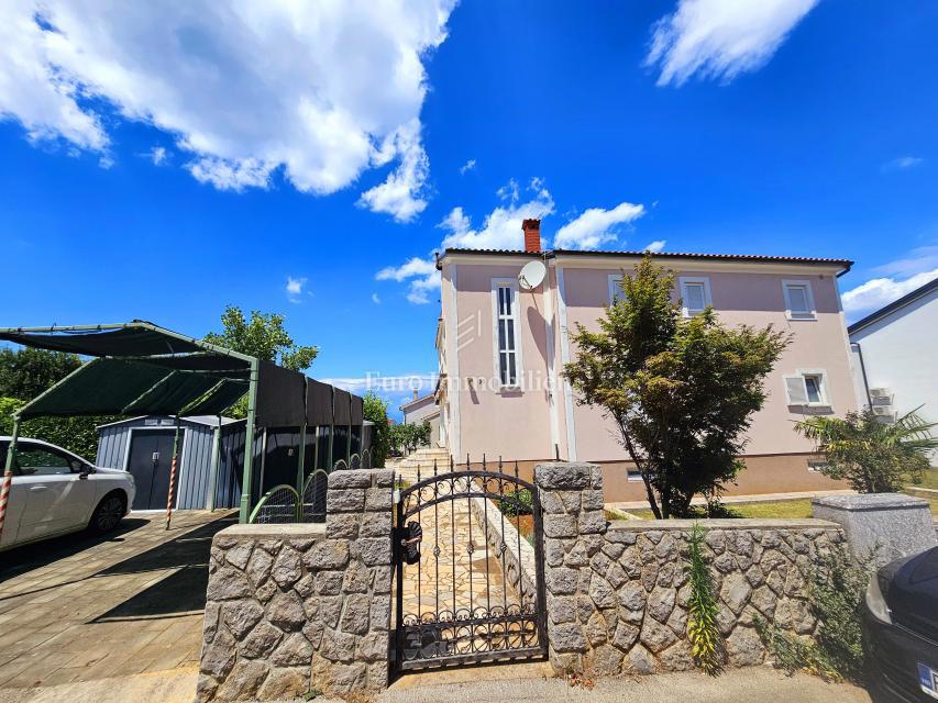 Malinska - casa spaziosa con tre appartamenti