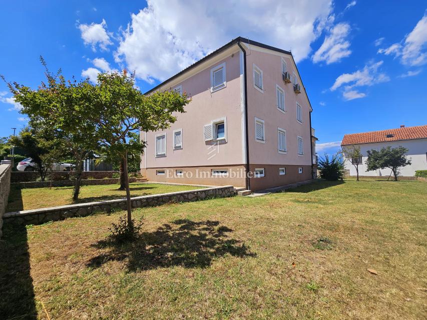 Malinska - casa spaziosa con tre appartamenti