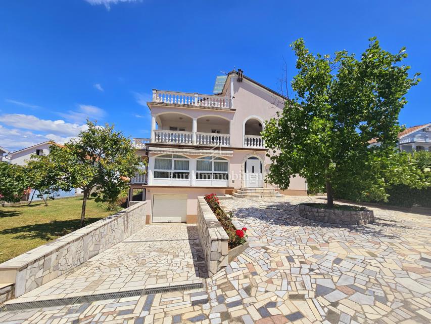 Malinska - casa spaziosa con tre appartamenti
