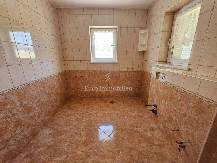 Malinska - casa spaziosa con tre appartamenti