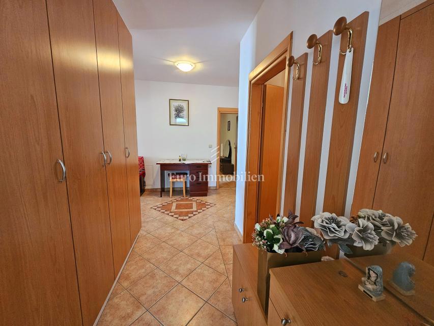 Malinska - casa spaziosa con tre appartamenti