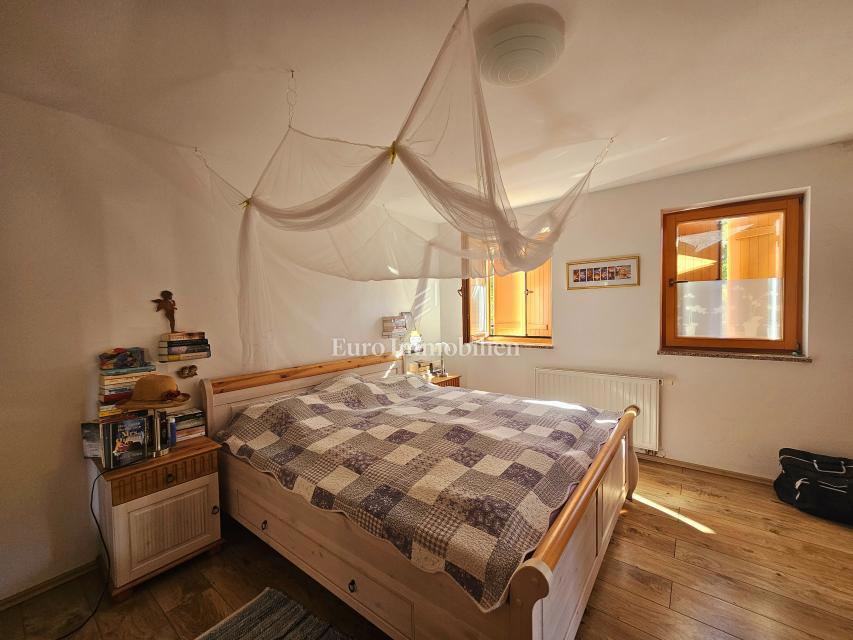 Due case con un bel giardino e piscina!