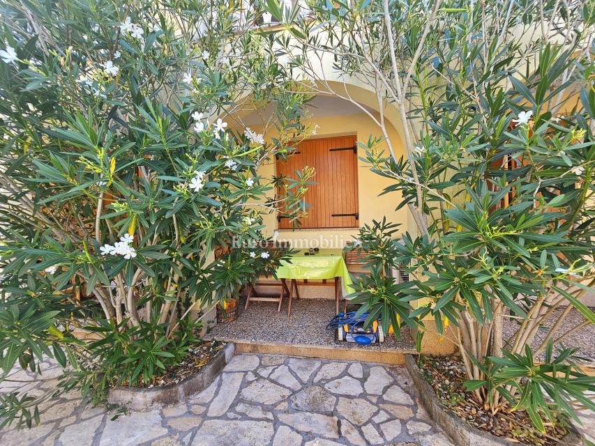 Due case con un bel giardino e piscina!