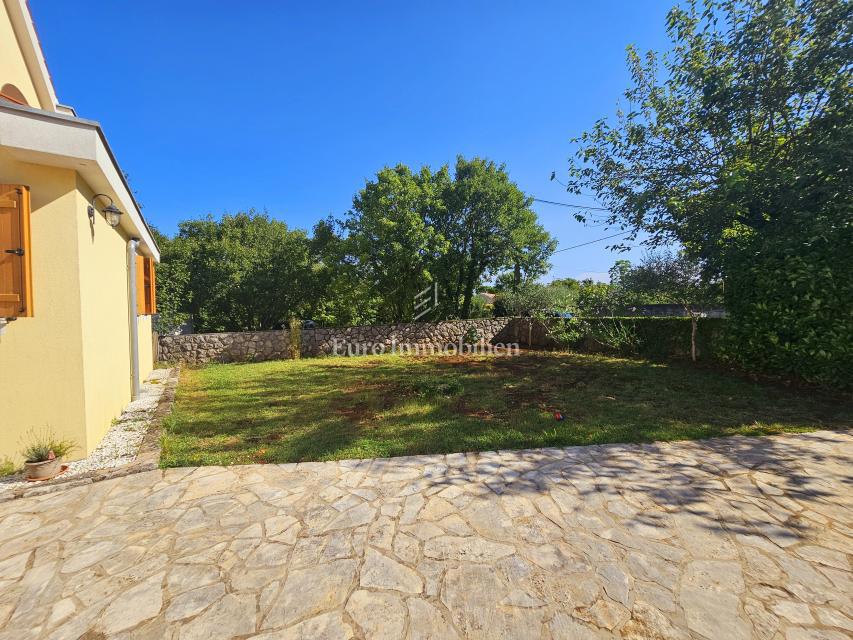 Due case con un bel giardino e piscina!