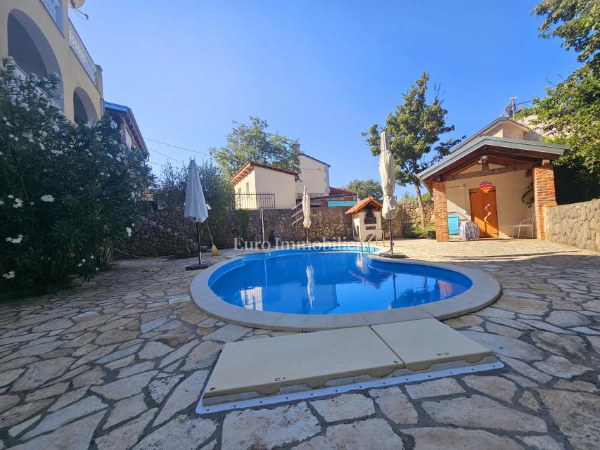 Due case con un bel giardino e piscina!