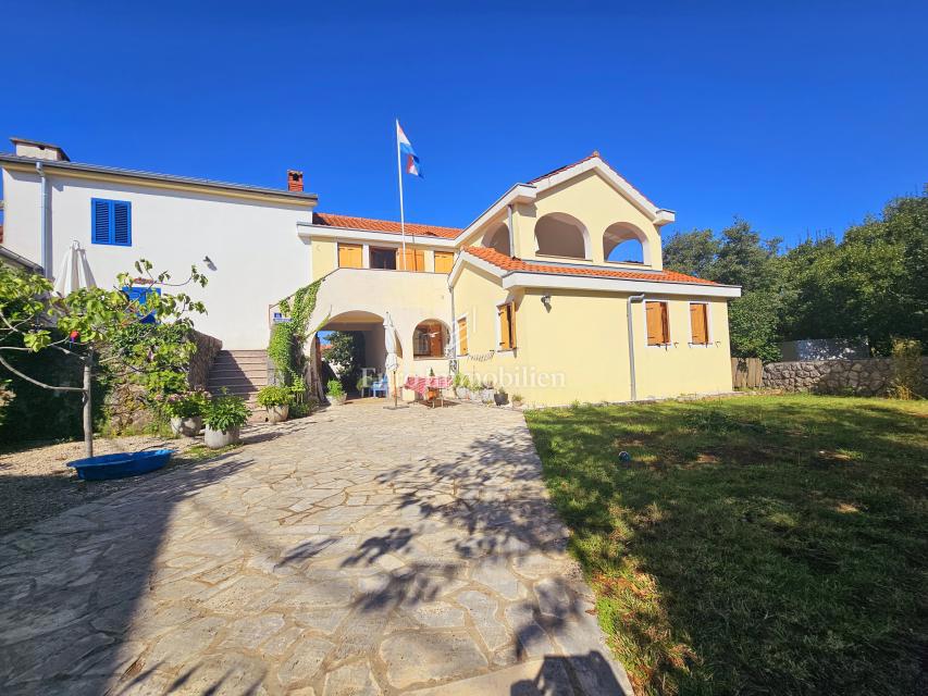 Due case con un bel giardino e piscina!