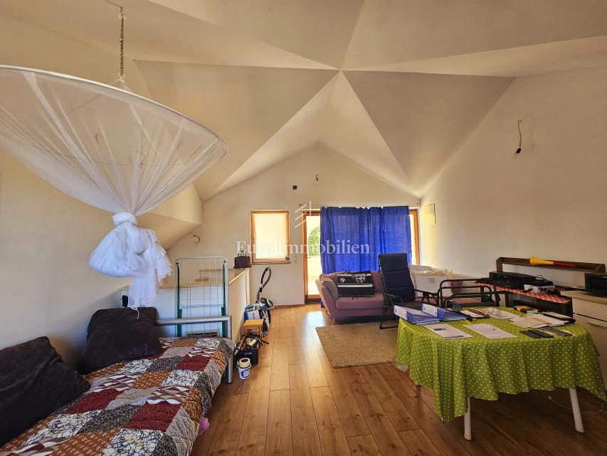 Due case con un bel giardino e piscina!