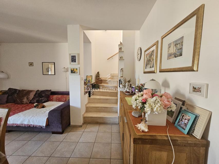 Due case con un bel giardino e piscina!