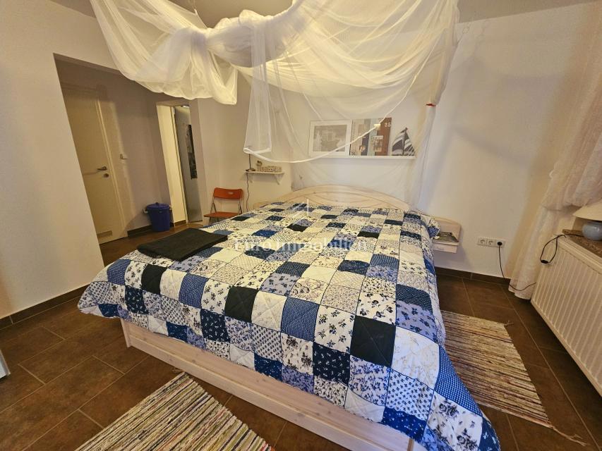 Due case con un bel giardino e piscina!