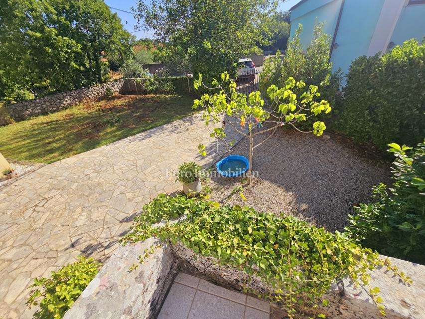 Due case con un bel giardino e piscina!