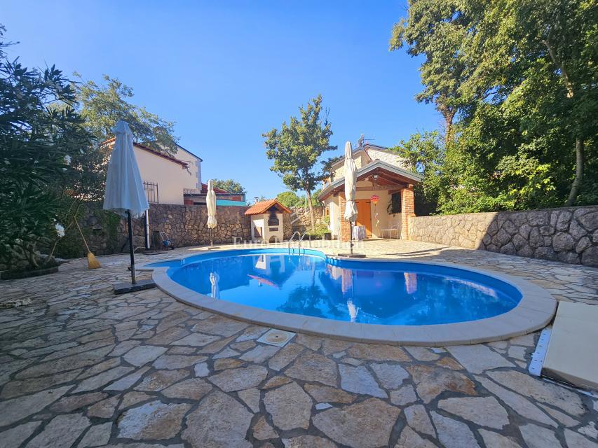 Due case con un bel giardino e piscina!