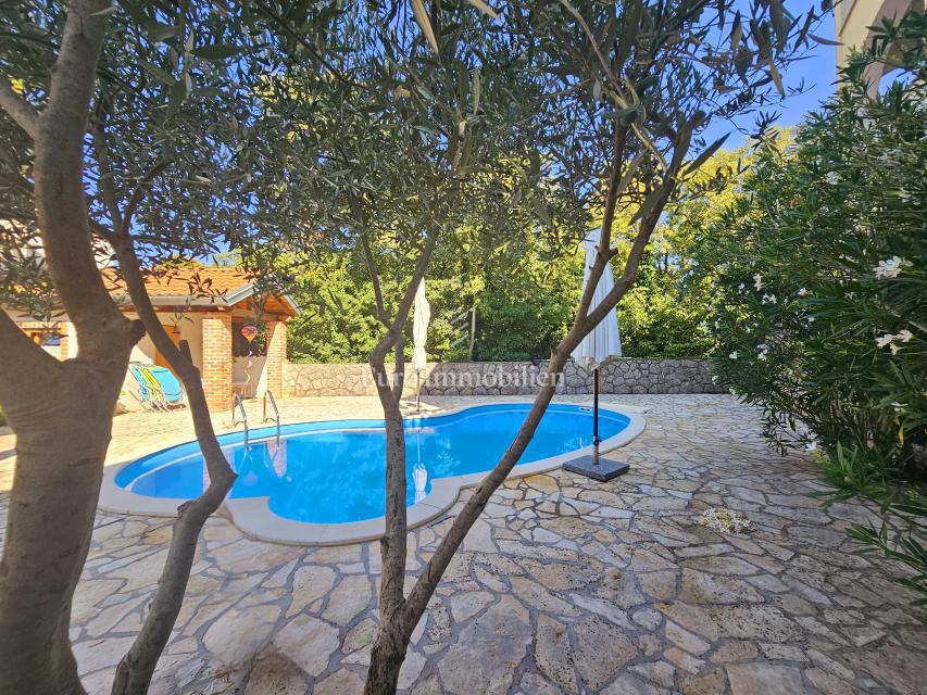 Due case con un bel giardino e piscina!