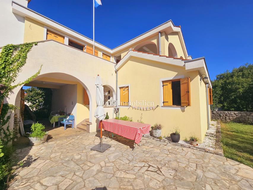 Due case con un bel giardino e piscina!