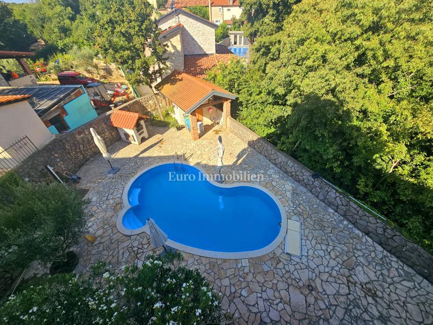 Due case con un bel giardino e piscina!