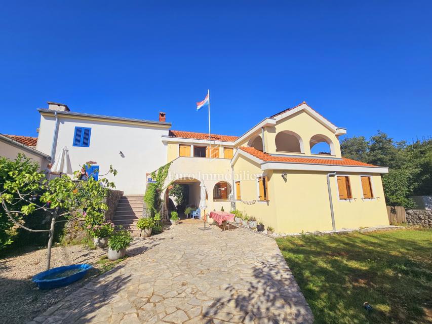 Due case con un bel giardino e piscina!