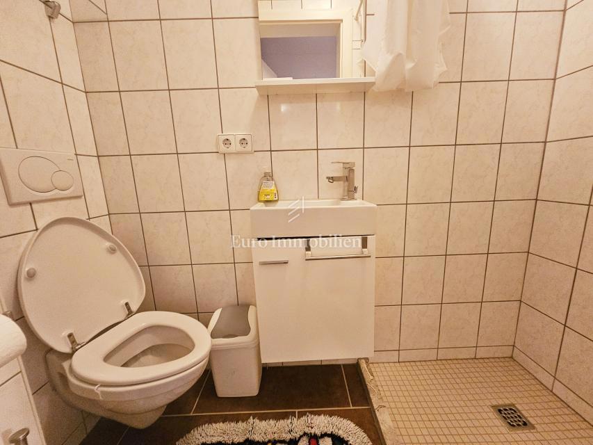 Due case con un bel giardino e piscina!