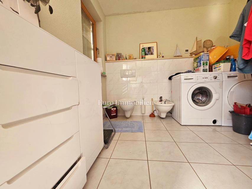 Due case con un bel giardino e piscina!