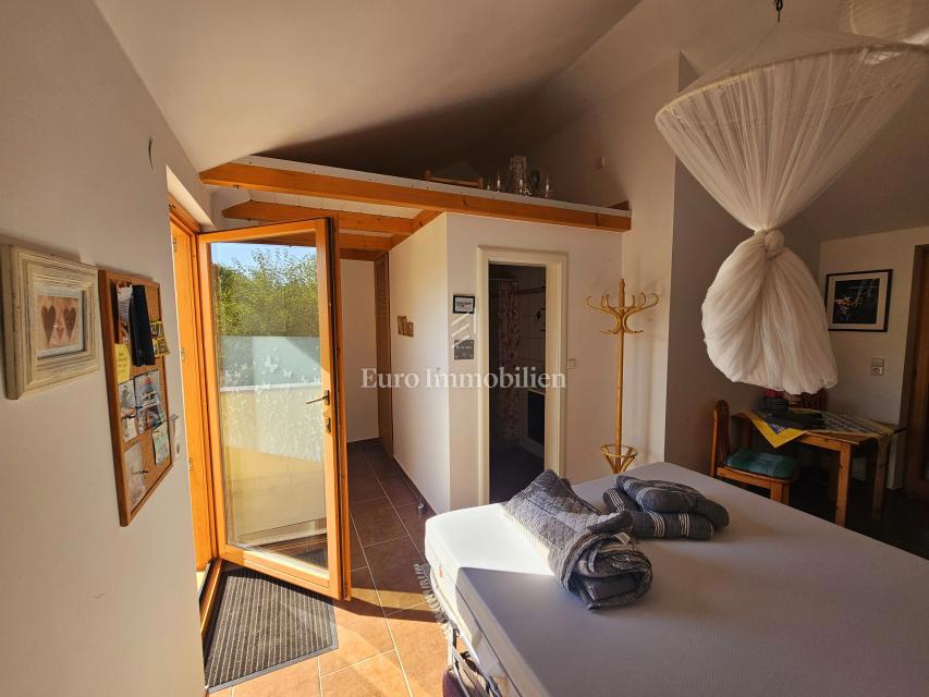 Due case con un bel giardino e piscina!