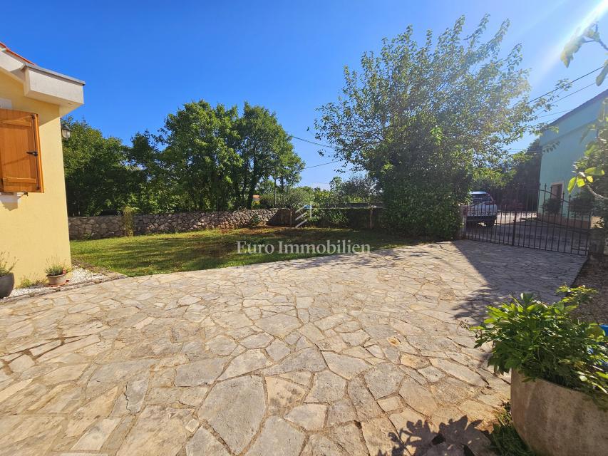 Due case con un bel giardino e piscina!