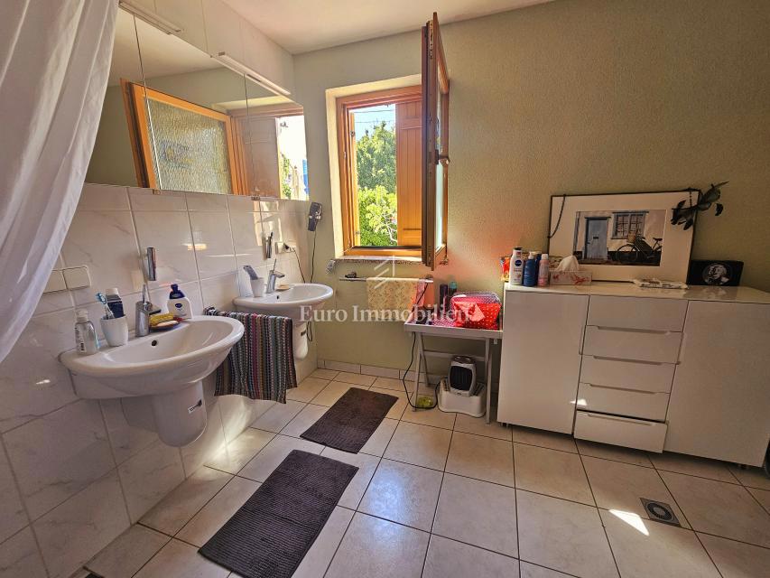 Due case con un bel giardino e piscina!