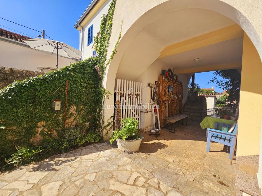 Due case con un bel giardino e piscina!