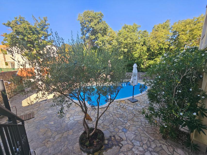 Due case con un bel giardino e piscina!