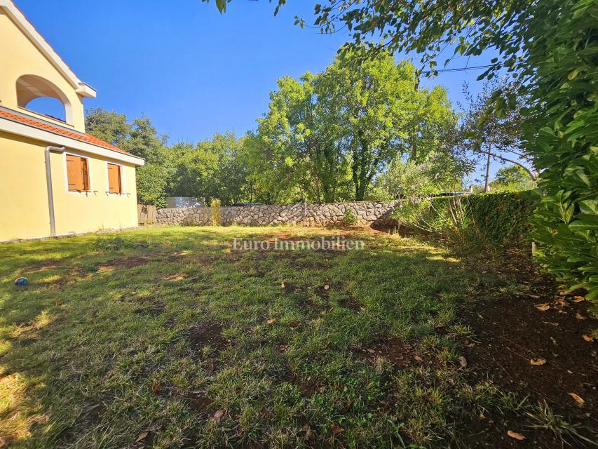 Due case con un bel giardino e piscina!