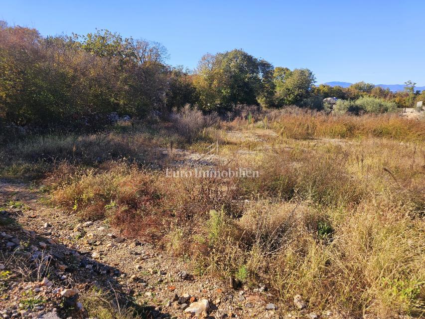 Vicino a Malinska, bel terreno edificabile in zona tranquilla