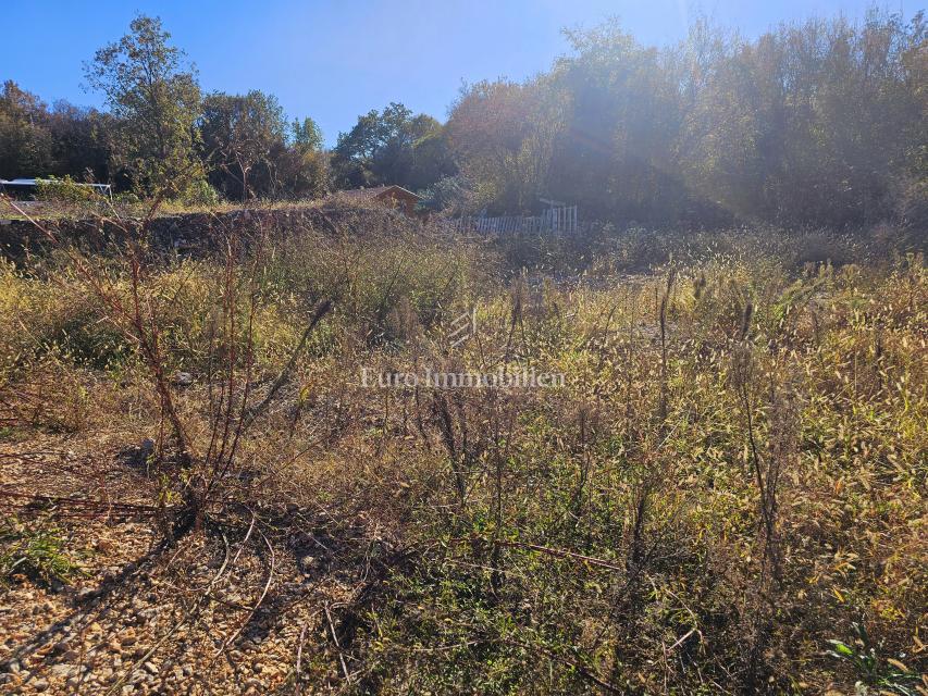 Vicino a Malinska, bel terreno edificabile in zona tranquilla