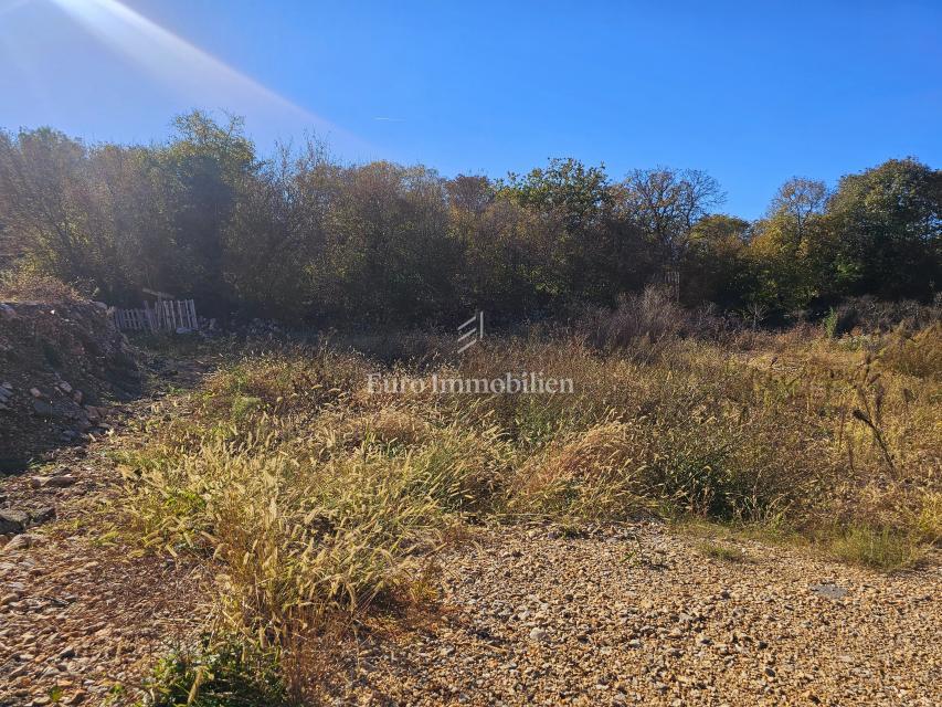Vicino a Malinska, bel terreno edificabile in zona tranquilla