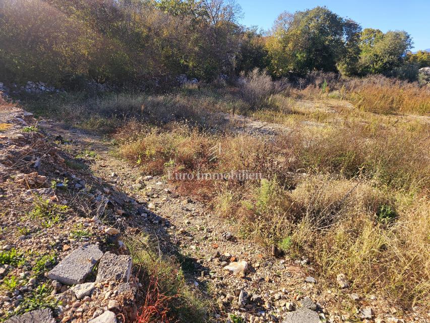 Vicino a Malinska, bel terreno edificabile in zona tranquilla