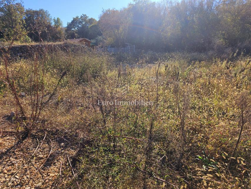 Vicino a Malinska, bel terreno edificabile in zona tranquilla