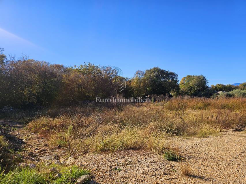 Vicino a Malinska, bel terreno edificabile in zona tranquilla