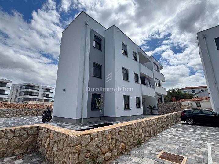 Appartamento di nuova costruzione con piscina a Novalja