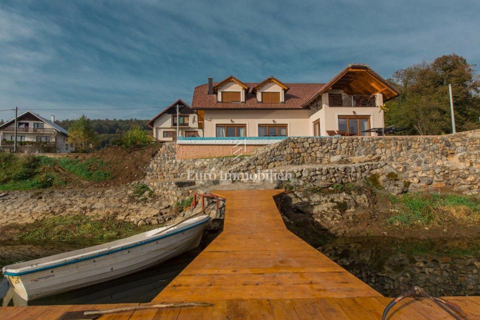 Villa sul lago vicino a Ogulin