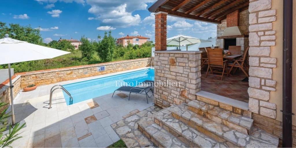 DINTORNI DI UMAGO - casa con piscina e garage, 350 m dalla spiaggia