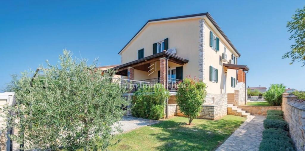 DINTORNI DI UMAGO - casa con piscina e garage, 350 m dalla spiaggia