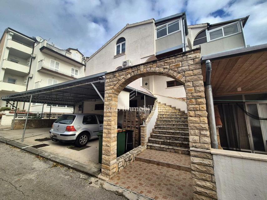 Vodice - casa con 3 appartamenti