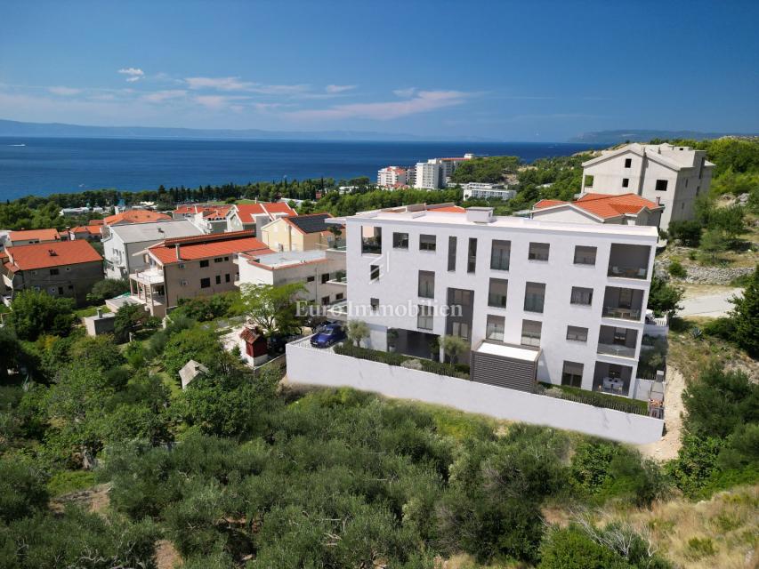 Tučepi - villa di nuova costruzione con 4 appartamenti