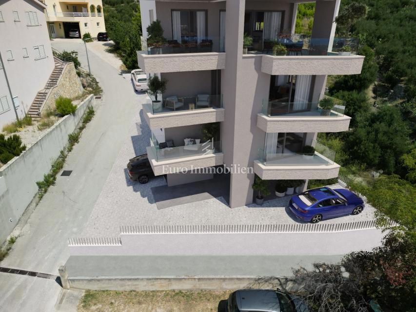 Tučepi - villa di nuova costruzione con 4 appartamenti