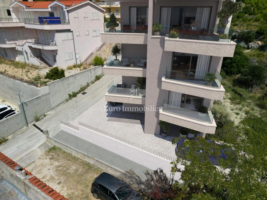 Tučepi - villa di nuova costruzione con 4 appartamenti