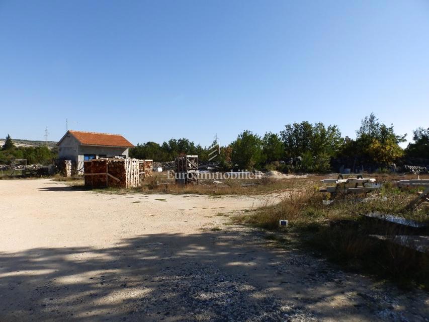 Dubrava, Sebenico - terreno edificabile con capannone