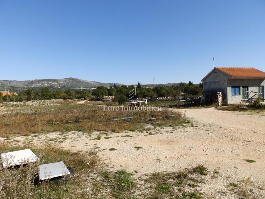 Dubrava, Sebenico - terreno edificabile con capannone