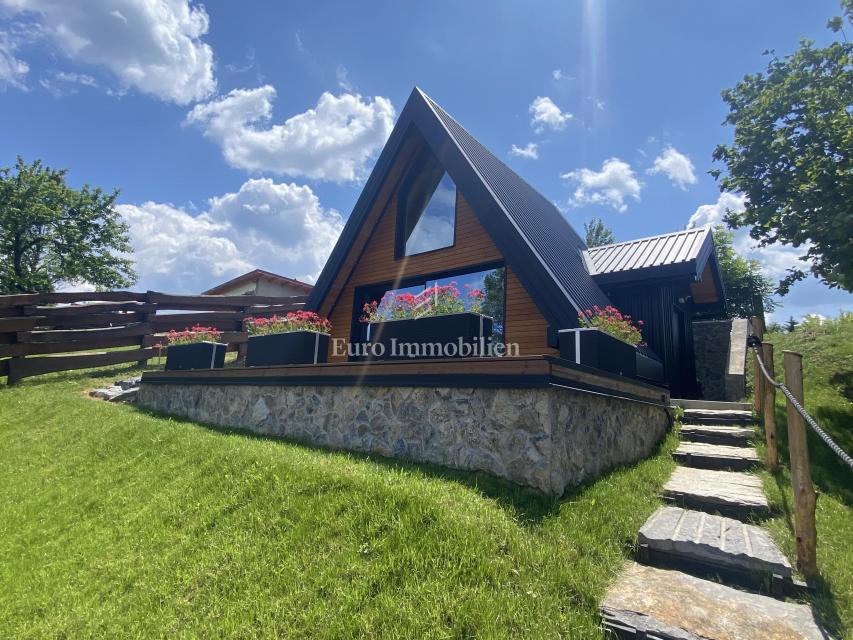 Kupjak - casa di legno con quattro edifici