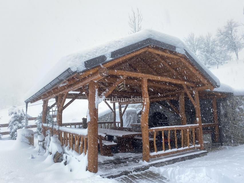 Kupjak - casa di legno con quattro edifici