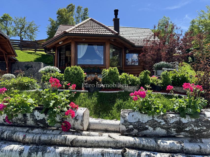 Kupjak - casa di legno con quattro edifici