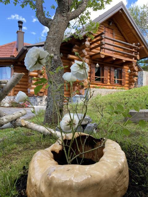 Kupjak - casa di legno con quattro edifici