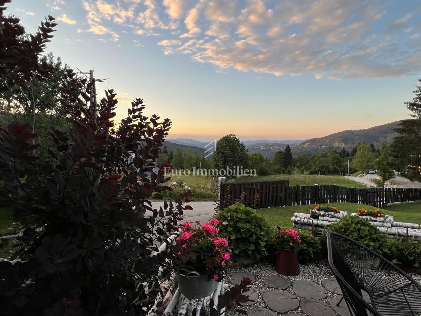 Kupjak - casa di legno con quattro edifici