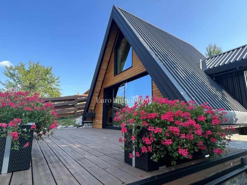 Kupjak - casa di legno con quattro edifici