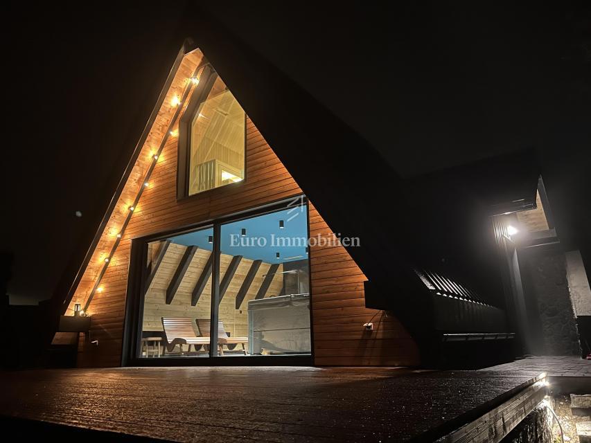 Kupjak - casa di legno con quattro edifici